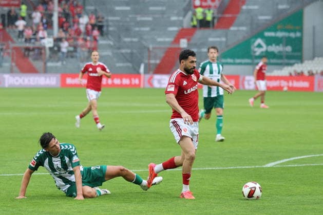 10 Tolcay Cigerci (Energie Cottbus) auf dem Weg zum 1-0 für Energie Fussball Testspiel 2026 2027 FC Energie Cottbus - SV Werder Bremen *** 10 Tolcay Cigerci, Energie Cottbus, on his way to a 1-0 victory in the Energie Soccer Friendly Match 2026–2027: FC Energie Cottbus vs. SV Werder Bremen