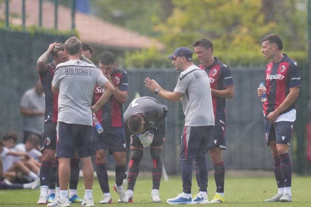 Bologna s head coach Domenico Tedesco shouts instructions to his players during the pre-season friendly match between Bologna FC and SC Cambuur at the Niccolo Galli Training Centre in Casteldebole, Bologna, Italy, Saturday, August 1, 2026.  Copyright: xMassimoxPaolone LaPressex