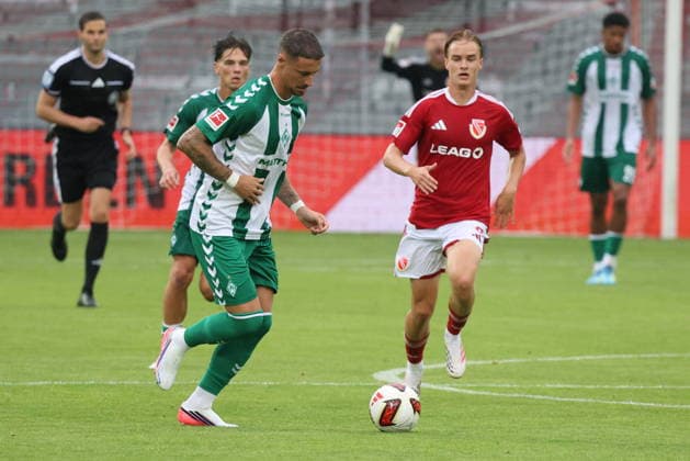 32 Friedl Marco (Werder, l.) klärt vor 8 Lukas Michelbrink (Energie Cottbus) Fussball Testspiel 2026 2027 FC Energie Cottbus - SV Werder Bremen *** 32 Marco Friedl (Werder), l, clears the ball in front of 8 Lukas Michelbrink, Energie Cottbus Soccer Friendly Match 2026 2027 FC Energie Cottbus SV Werder Bremen