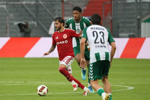 32 Leonardo Bittencourt (Energie Cottbus, l.) verfolgt von 29 Musah Salim (Werder) Fussball Testspiel 2026 2027 FC Energie Cottbus - SV Werder Bremen *** 32 Leonardo Bittencourt (Energie Cottbus), marked by 29 Musah Salim (Werder Bremen) – Friendly Match 2026–2027: FC Energie Cottbus vs. SV Werder Bremen