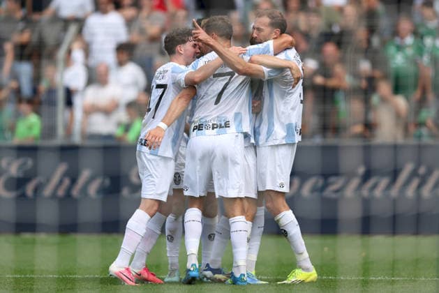 01.08.2026, Herren, Fussball, Saison 2026 2027, Regionalliga Bayern, 2. Spieltag: 1. FC Schweinfurt 1905 - TSV 1860 Muenchen Der TSV 1860 München bejubelt das 1:1 von Michael Eberwein ( 13, TSV 1860 München, rechts), mit Florian Niederlechner ( 7, TSV 1860 München) und Lance Fiedler ( 47, TSV 1860 München) Schweinfurt Sachs-Stadion Bayern Deutschland *** August 1, 2026, Men s, Soccer, 2026–2027 season, Bavarian Regional League, Matchday 2: 1 FC Schweinfurt 1905 vs. TSV 1860 Munich. TSV 1860 Munich celebrates the 1–1 goal by Michael Eberwein (13), TSV 1860 Munich, on the right, with Florian Niederlechner (7), TSV 1860 Munich, and Lance Fiedler (47), TSV 1860 Munich, at the Sachs Stadium in Schweinfurt, Bavaria, Germany