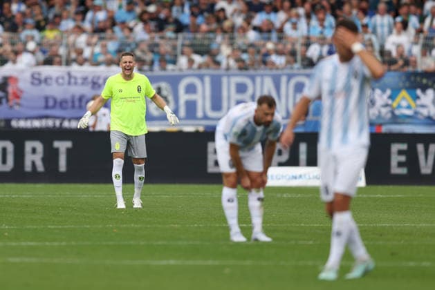 01.08.2026, Herren, Fussball, Saison 2026 2027, Regionalliga Bayern, 2. Spieltag: 1. FC Schweinfurt 1905 - TSV 1860 Muenchen Vitus Eicher ( 30, TSV 1860 München) gestikuliert, Arme, Hände, gibt Anweisungen Schweinfurt Sachs-Stadion Bayern Deutschland *** August 1, 2026, Men s Soccer, 2026–2027 Season, Bavarian Regional League, Matchday 2: 1 FC Schweinfurt 1905 vs. TSV 1860 Munich; Vitus Eicher, 30, TSV 1860 Munich gesturing with arms and hands, giving instructions at Sachs Stadium in Schweinfurt, Bavaria, Germany