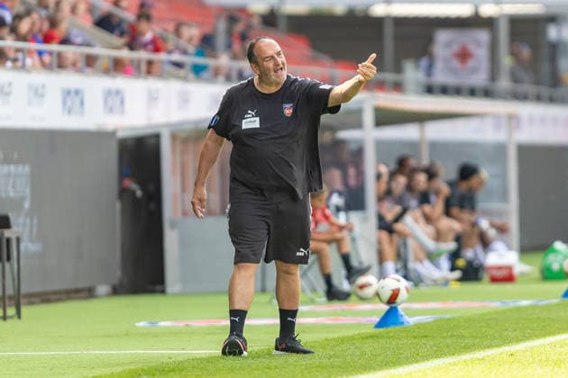 Freisteller von Frank Schmidt (1.FC Heidenheim, Chef-Trainer) energisch Anweisungen, GER, 1. FC Heidenheim vs. FC Ingolstadt, Fußball, Max-Liebhaber-Pokal, 2026 2027, 01.08.2026, DFL DFB REGULATIONS PROHIBIT ANY USE OF PHOTOGRAPHS AS IMAGE SEQUENCES AND OR QUASI-VIDEO, GER, 1. FC Heidenheim vs. FC Ingolstadt, Fußball, Max-Liebhaber-Pokal, 2026 2027, 01.08.2026 Heidenheim *** Close-up by Frank Schmidt: 1 FC Heidenheim, Head Coach giving energetic instructions, GER, 1 FC Heidenheim vs. FC Ingolstadt, Soccer, Max Liebhaber Cup, 2026–2027, August 1, 2026, DFL and DFB regulations prohibit any use of photographs as image sequences and or quasi-video, GER, 1 FC Heidenheim vs. FC Ingolstadt, soccer, Max Liebhaber Cup, 2026–2027, August 1, 2026, Heidenheim Copyright: xEibner-Pressefoto JanixPlessx EP_JPL