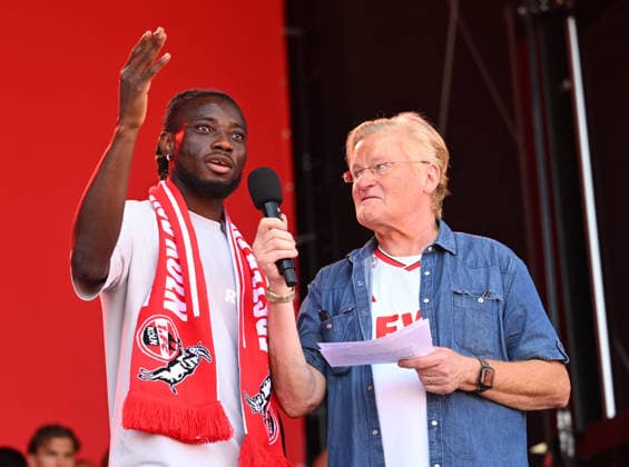 01.08.2026, xophax, Fussball 1.Bundesliga, 1.FC Koeln Saisoneröffnung beim 1.FC Köln am Rhein Energie Stadion. Mannschaft wird den Fans vorgestellt. Gideon Mensah ( 1.FC Köln ) und Michael Trippel, rechts Köln *** August 1, 2026, xophax, Soccer, Bundesliga 1, 1. FC Köln Season opener for 1. FC Köln at the Rhein Energie Stadium; the team is introduced to the fans: Gideon Mensah of 1. FC Köln and Michael Trippel, right, Cologne