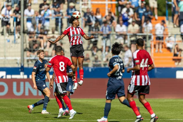 Sam McCallum (Sheffield United FC) controls the ball during the pre-season friendly match between VfL Bochum and Sheffield United at Vonovia Ruhrstadion on August 1, 2026 in Bochum, Germany. (Photo by Mario Hommes DeFodi Images) - *** Sam McCallum of Sheffield United FC controls the ball during the preseason friendly match between VfL Bochum and Sheffield United at Vonovia Ruhrstadion on August 1, 2026, in Bochum, Germany. Photo by Mario Hommes, DeFodi Images