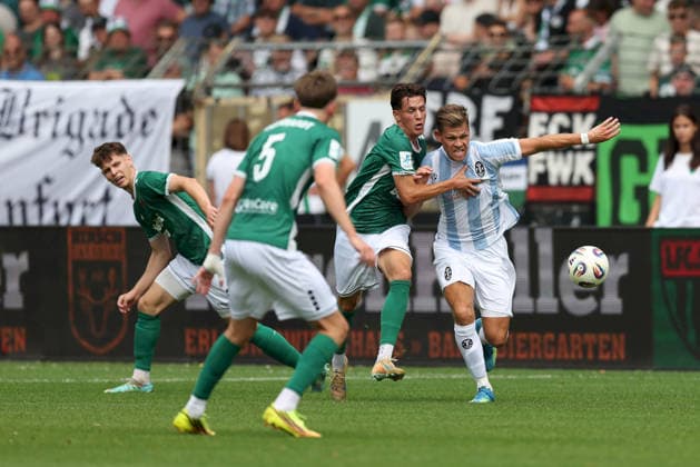 01.08.2026, Herren, Fussball, Saison 2026 2027, Regionalliga Bayern, 2. Spieltag: 1. FC Schweinfurt 1905 - TSV 1860 Muenchen Lukas Mrozek ( 6, 1. FC Schweinfurt 1905) und Florian Niederlechner ( 7, TSV 1860 München) Schweinfurt Sachs-Stadion Bayern Deutschland *** August 1, 2026, Men s Soccer, 2026–2027 Season, Bavarian Regional League, Matchday 2: 1 FC Schweinfurt 1905 vs. TSV 1860 Munich; Lukas Mrozek 6, 1 FC Schweinfurt 1905 and Florian Niederlechner 7, TSV 1860 Munich, Schweinfurt, Sachs Stadium, Bavaria, Germany