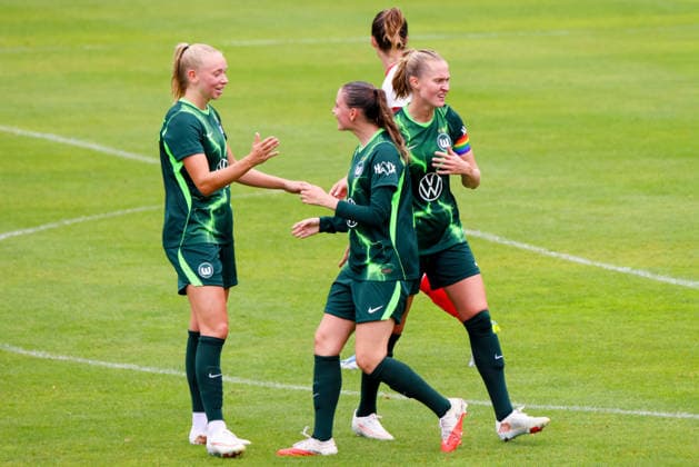 Markranstädt, Deutschland: 01.08.2026 - Testspiel - RB Leipzig Frauen vs. VfL Wolfsburg Frauen Im Bild: v.li. Torschützin Ella Peddemors (Wolfsburg) macht das Tor zum 1:0 für Wolfsburg und jubelt mit Smilla Vallotto (Wolfsburg) und Janina Minge (Wolfsburg) *** Markranstädt, Germany, August 1, 2026: Friendly match between RB Leipzig Women and VfL Wolfsburg Women. Pictured, from left: Goal scorer Ella Peddemors (Wolfsburg) scores the 1–0 goal for Wolfsburg and celebrates with Smilla Vallotto (Wolfsburg) and Janina Minge (Wolfsburg). Copyright: HMBxMedia MadeleinexFantini