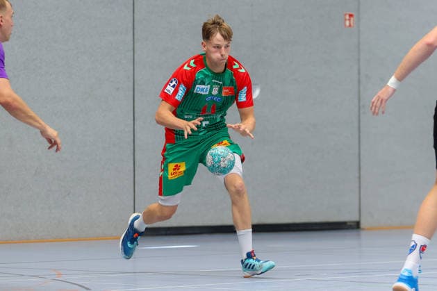 01.08.2026, xtgx, Handball - Testspiel SC Magdeburg - Corotop Gwardia Opole emspor, v.l. Noah Hensen (Magdeburg, 5) am Ball, plays the ball Ilsenburg *** August 1, 2026, xtgx, Handball Friendly Match: SC Magdeburg vs. Corotop Gwardia Opole, emspor, from left: Noah Hensen (Magdeburg), No. 5 with the ball, plays the ball (Ilsenburg)