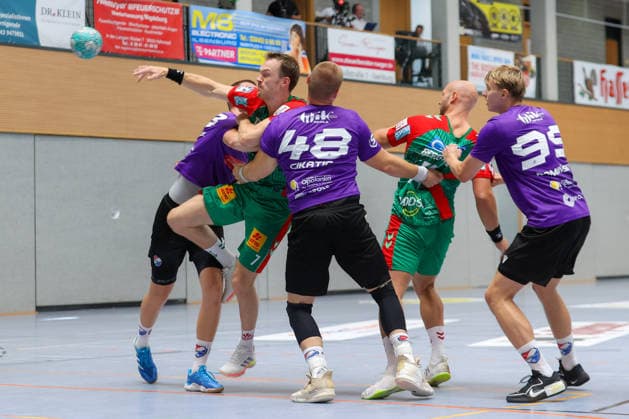 01.08.2026, xtgx, Handball - Testspiel SC Magdeburg - Corotop Gwardia Opole emspor, v.l. Felix Claar (Magdeburg, 7) am Ball, plays the ball Ilsenburg *** August 1, 2026, xtgx, Handball Friendly Match: SC Magdeburg vs. Corotop Gwardia Opole (emspor), from left: Felix Claar (Magdeburg), 7 on the ball, plays the ball (Ilsenburg)