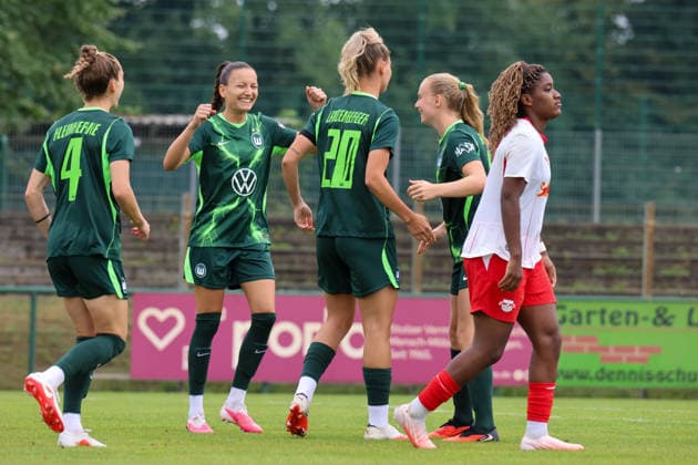 Markranstädt, Deutschland: 01.08.2026 - Testspiel - RB Leipzig Frauen vs. VfL Wolfsburg Frauen Im Bild: v.li. die Dritte Torschützin Julia Landenberger (Wolfsburg) macht das Tor zum 2:0 für Wolfsburg und jubelt mit Sophia Kleinherne (Wolfsburg), Joelle Wedemeyer (Wolfsburg) und Linnea Saelen (Wolfsburg) *** Markranstädt, Germany, August 1, 2026: Friendly match between RB Leipzig Women and VfL Wolfsburg Women. Pictured, from left, is Julia Landenberger of Wolfsburg, the third goal scorer, who scores Wolfsburg’s second goal and celebrates with Sophia Kleinherne of Wolfsburg, Joelle Wedemeyer (Wolfsburg), and Linnea Saelen (Wolfsburg) Copyright: HMBxMedia MadeleinexFantini