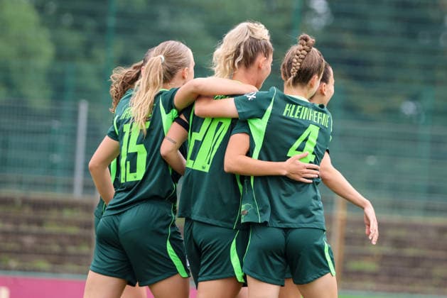 Markranstädt, Deutschland: 01.08.2026 - Testspiel - RB Leipzig Frauen vs. VfL Wolfsburg Frauen Im Bild: v.li. die Zweite Torschützin Julia Landenberger (Wolfsburg) macht das Tor zum 2:0 für Wolfsburg und jubelt mit Weronika Arasniewicz (Wolfsburg) und Sophia Kleinherne (Wolfsburg) *** Markranstädt, Germany, August 1, 2026: Friendly match between RB Leipzig Women and VfL Wolfsburg Women. Pictured from left: Julia Landenberger (Wolfsburg), the second goal scorer, scores the 2–0 goal for Wolfsburg and celebrates with Weronika Arasniewicz (Wolfsburg) and Sophia Kleinherne (Wolfsburg). Copyright: HMBxMedia MadeleinexFantini