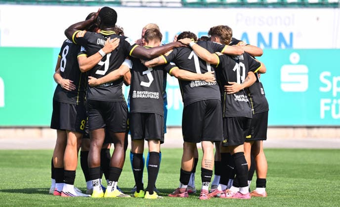 01.08.2025 - Fussball - Saison 2025 2026 - Regionalliga Bayern - 02. Spieltag: SpVgg Greuther Fürth Fuerth II U23 ( Kleeblatt ) - SpVgg Bayreuth - - xwoxzix - Teamkreis Mannschaft Team Bayreuth vor Spielbeginn *** August 1, 2025 Soccer Season 2025–2026 Bavarian Regional League Matchday 02 SpVgg Greuther Fürth Fürth II U23 Kleeblatt SpVgg Bayreuth xwoxzix Team Circle Squad Team Bayreuth before kickoff