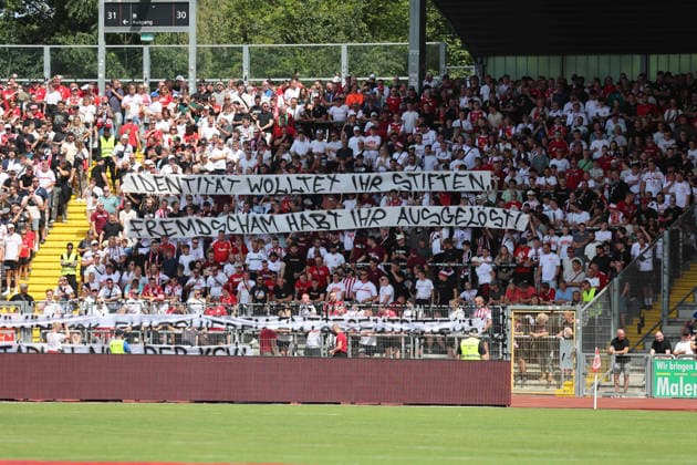 Kassel, Deutschland 01. August 2026: Testspiel - 2026 2027 - KSV Hessen Kassel gegen FC Schalke 04 Im Bild: Fans des KSV Hessen Kassel mit einem Banner vor dem Spiel - Identität wolltet Ihr stiften - Fremdscham habt ihr ausgelöst Auestadion Hessen *** Kassel, Germany, August 1, 2026 Friendly Match 2026–2027: KSV Hessen Kassel vs. FC Schalke 04 Pictured: KSV Hessen Kassel fans holding a banner before the game. You wanted to foster a sense of identity; instead, you caused us to cringe. Auestadion Hessen Copyright: xFotostandx xFabianxWernerx