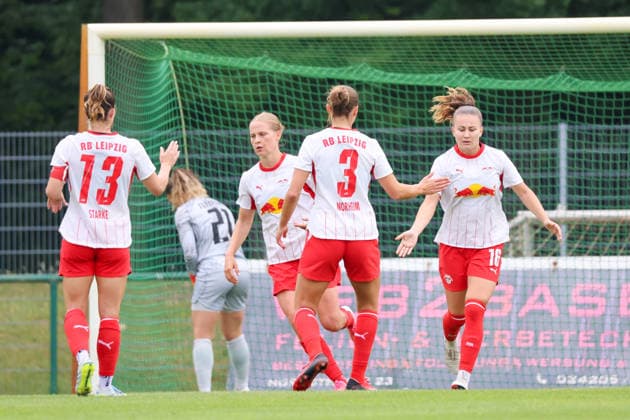 Markranstädt, Deutschland: 01.08.2026 - Testspiel - RB Leipzig Frauen vs. VfL Wolfsburg Frauen Im Bild: Torschützin Annabel Schasching (RB), rechts im Bild, verwandelt den Strafstoß und macht das Tor zum 1:3 für Leipzig und klatscht sich mit Andrea Norheim (RB) ab *** Markranstädt, Germany, August 1, 2026: Friendly match between RB Leipzig Women and VfL Wolfsburg Women. Pictured: Goal scorer Annabel Schasching (RB), on the right, converts the penalty kick to make it 1–3 for Leipzig and high-fives Andrea Norheim (RB). Copyright: HMBxMedia MadeleinexFantini
