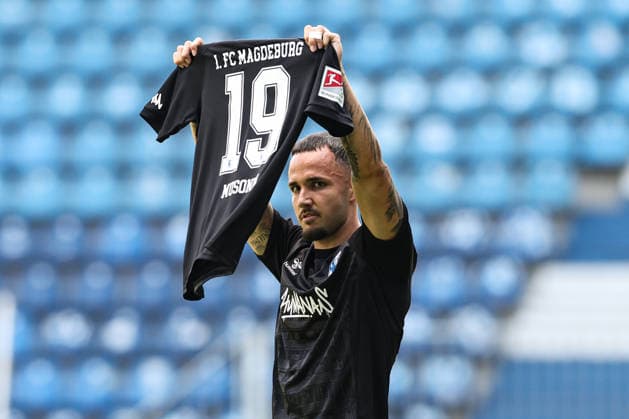 Torjubel - Torschütze Falko Michel (1. FC Magdeburg,21) trifft zum 1-1, er hält danach das Trikot vom verletzten Lubambo Musonda (1. FC Magdeburg,19) hoch - 2. Fußball Bundesliga Saison 2026-2027 Testspiel Sommervorbereitung 1. FC Magdeburg vs West Ham United in der Avnet Arena in Magdeburg - Aktion,Fußball,Mann,Männer,Deutschland,01.08.2026 *** Goal celebration: Goal scorer Falko Michel of 1 FC Magdeburg, No. 21, ties the score at 1–1, He then holds up the jersey of the injured Lubambo Musonda (1 FC Magdeburg, 19). 2 German Bundesliga Season 2026–2027, Summer Friendly: 1 FC Magdeburg vs. West Ham United at the Avnet Arena in Magdeburg. Action, soccer, man,Men, Germany, August 1, 2026