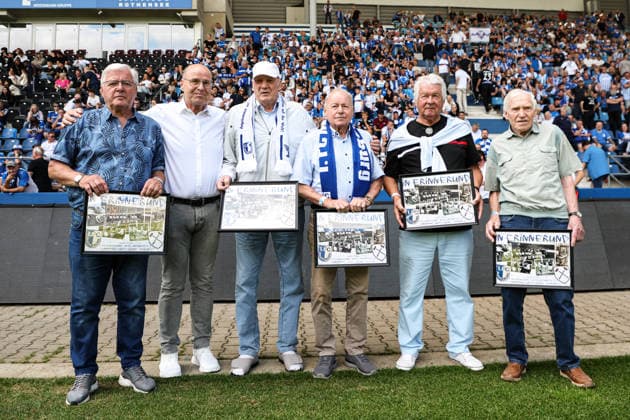 In der Halbzeitpause bekommen die Legenden vom Europapokalspiel gegen West Ham United von vor fünfzig Jahren Erinnerungsbilder überreicht. v.l. Wolfgang Paule Seguin, Präsident Dr. Jörg Biastoch, Torwart Hans Georg Moldenhauer, Reiner Wiedemann, Jürgen Sparwasser, Rolf Bolle Retschlag (1. FC Magdeburg) - 2. Fußball Bundesliga Saison 2026-2027 Testspiel Sommervorbereitung 1. FC Magdeburg vs West Ham United in der Avnet Arena in Magdeburg - Fußball,Mann,Männer,Deutschland,01.08.2026 *** During halftime, the legends from the European Cup match against West Ham United fifty years ago were presented with commemorative photos by (from left to right) Wolfgang Paule Seguin, President Dr. Jörg Biastoch, goalkeeper Hans Georg Moldenhauer, Reiner Wiedemann, Jürgen Sparwasser, Rolf Bolle Retschlag 1 FC Magdeburg 2 German Bundesliga Season 2026–2027 Friendly Match Summer Preparation 1 FC Magdeburg vs. West Ham United at the Avnet Arena in Magdeburg Soccer, Man, Men, Germany, August 1, 2026