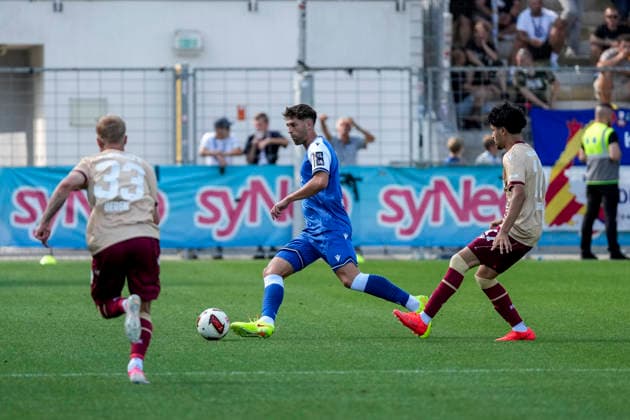 v.li.: Viktor Bergh (KSC, 33), Robin Hranac (Hoffenheim, 2), Eymen Laghrissi (KSC, 17), Zweikampf, Spielszene, Duell, duel, tackle, tackling, Dynamik, Action, Aktion, 01.08.2026, Sinsheim (Deutschland), Fussball, Testspiel, TSG 1899 Hoffenheim - Karlsruher SC, DFB DFL REGULATIONS PROHIBIT ANY USE OF PHOTOGRAPHS AS IMAGE SEQUENCES AND OR QUASI-VIDEO. *** From left: Viktor Bergh (KSC), 33; Robin Hranac (Hoffenheim), 2; Eymen Laghrissi (KSC), 17; tackle, game scene, duel, tackle, tackling, dynamism, action, 01 08 2026, Sinsheim, Germany, soccer, friendly match, TSG 1899 Hoffenheim vs. Karlsruher SC, DFB and DFL regulations prohibit any use of photographs as image sequences and or quasi-video xozx