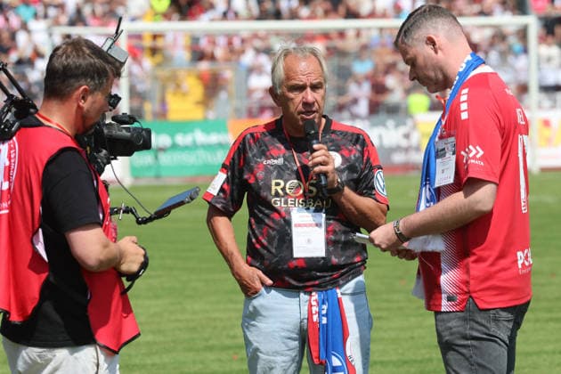 Kassel, Deutschland 01. August 2026: Testspiel - 2026 2027 - KSV Hessen Kassel gegen FC Schalke 04 Im Bild: Stadionsprecher des KSV Hessen Kassel Auestadion Hessen *** Kassel, Germany, August 1, 2026; 2026-2027 preseason match: KSV Hessen Kassel vs. FC Schalke 04; Pictured: the stadium announcer for KSV Hessen Kassel at Auestadion Hessen Copyright: xFotostandx xFabianxWernerx