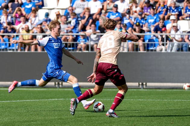 v.li.: Mats Rots (Hoffenheim, 39, Neuzugang), Marcel Franke (KSC, 28), Zweikampf, Spielszene, Duell, duel, tackle, tackling, Dynamik, Action, Aktion, 01.08.2026, Sinsheim (Deutschland), Fussball, Testspiel, TSG 1899 Hoffenheim - Karlsruher SC, DFB DFL REGULATIONS PROHIBIT ANY USE OF PHOTOGRAPHS AS IMAGE SEQUENCES AND OR QUASI-VIDEO. *** From left: Mats Rots (Hoffenheim), 39, new signing; Marcel Franke (KSC), 28; tackle, game scene, duel, tackle, tackling, dynamism, action, 01 08 2026, Sinsheim, Germany, soccer, friendly match, TSG 1899 Hoffenheim vs. Karlsruher SC, DFB and DFL regulations prohibit any use of photographs as image sequences and or quasi-video xozx