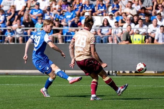 v.li.: Mats Rots (Hoffenheim, 39, Neuzugang), Marcel Franke (KSC, 28), Zweikampf, Spielszene, Duell, duel, tackle, tackling, Dynamik, Action, Aktion, Torschuss, Schuss aufs Tor, Torchance, Chance, 01.08.2026, Sinsheim (Deutschland), Fussball, Testspiel, TSG 1899 Hoffenheim - Karlsruher SC, DFB DFL REGULATIONS PROHIBIT ANY USE OF PHOTOGRAPHS AS IMAGE SEQUENCES AND OR QUASI-VIDEO. *** From left: Mats Rots (Hoffenheim), 39, new signing, Marcel Franke KSC, 28, tackle, game scene, duel, tackle, tackling, dynamic, action, shot on goal, scoring opportunity, chance, 01 08 2026, Sinsheim, Germany, soccer, friendly match, TSG 1899 Hoffenheim vs. Karlsruher SC, DFB and DFL regulations prohibit any use of photographs as image sequences and or quasi-video xozx