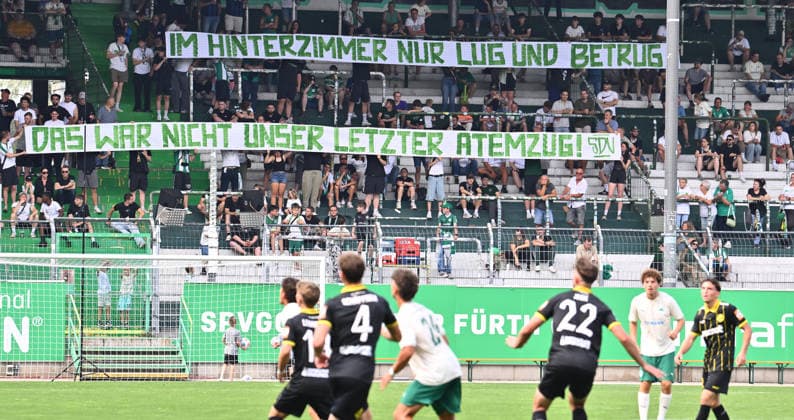 01.08.2025 - Fussball - Saison 2025 2026 - Regionalliga Bayern - 02. Spieltag: SpVgg Greuther Fürth Fuerth II U23 ( Kleeblatt ) - SpVgg Bayreuth - - xwoxzix - Spruchband Banner Greutherfürthfans Fans Fanblock Kleeblattfans - IM HINTERZIMMER NUR LUG UND BETRUG - DAS WAR NICHT UNSER LETZTER ATEMZUG *** August 1, 2025 Soccer Season 2025–2026 Bavarian Regional League Matchday 02 SpVgg Greuther Fürth Fürth II U23 Kleeblatt SpVgg Bayreuth xwoxzix Banner Greutherfürthfans Fans Fan Block Kleeblattfans IN THE BACK ROOM, NOTHING BUT LIES AND DECEIT—THAT WASN’T OUR LAST BREATH