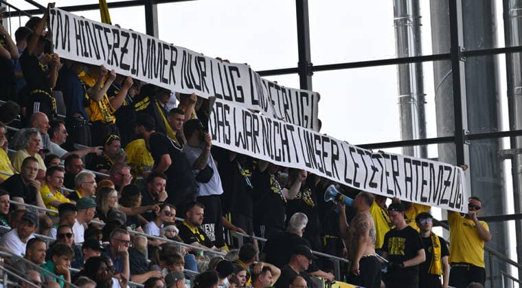 01.08.2025 - Fussball - Saison 2025 2026 - Regionalliga Bayern - 02. Spieltag: SpVgg Greuther Fürth Fuerth II U23 ( Kleeblatt ) - SpVgg Bayreuth - - xwoxzix - Spruchband Banner Bayreuther Fans - IM HINTERZIMMER NUR LUG UND BETRUG - DAS WAR NICHT UNSER LETZTER ATEMZUG *** August 1, 2025 Soccer Season 2025–2026 Bavarian Regional League Matchday 02 SpVgg Greuther Fürth Fürth II U23 Kleeblatt SpVgg Bayreuth xwoxzix Banner Bayreuth Fans IN THE BACK ROOM NOTHING BUT LIES AND DECEIT—THAT WASN’T OUR LAST BREATH