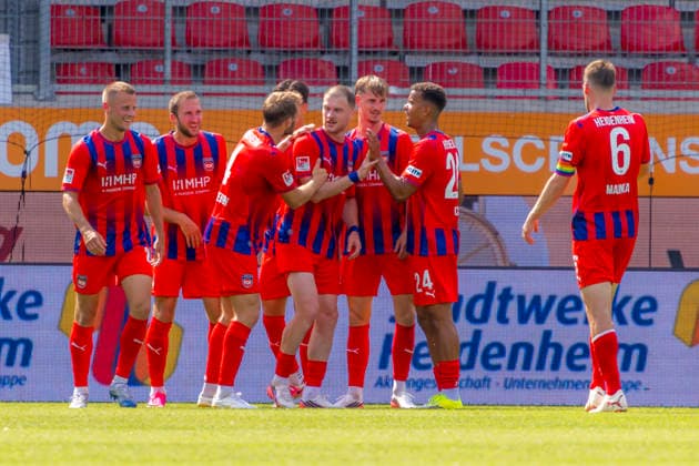 Heidenheim, Deutschland 01. August 2026: Testspiel - 2026 2027 - 1. FC Heidenheim 1846 gegen FC Ingolstadt 04 Im Bild: in der Traube Torschütze Budu Zivzivadze (FCH) jubelt nach seinem Tor zum 2:0 mit seinen Mannschaftskollegen, Voith-Arena Bayern *** Heidenheim, Germany August 1, 2026 Friendly Match 2026–2027 1. FC Heidenheim 1846 vs. FC Ingolstadt 04 Pictured in the crowd: Goal scorer Budu Zivzivadze of 1. FC Heidenheim 1846 celebrates with his teammates, Voith Arena, Bavaria Copyright: xFotostandx xSchäferx