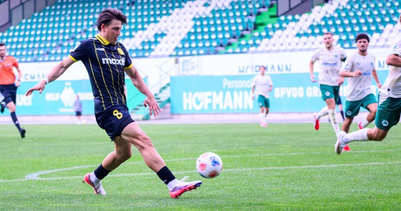01.08.2025 - Fussball - Saison 2025 2026 - Regionalliga Bayern - 02. Spieltag: SpVgg Greuther Fürth Fuerth II U23 ( Kleeblatt ) - SpVgg Bayreuth - - xwoxzix - Patrick Scheder (8, SpVgg Bayreuth ) erzielt Treffer Tor Torschuß zum 0:1 - *** August 1, 2025 Soccer Season 2025–2026 Bavarian Regional League Matchday 02 SpVgg Greuther Fürth Fürth II U23 Kleeblatt SpVgg Bayreuth xwoxzix Patrick Scheder 8, SpVgg Bayreuth scores a goal on a shot on goal to make it 0–1