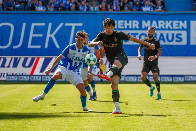 links Lukas Wallner (Rostock) gegen Shuto Machino (Gladbach) ; GER, FC Hansa Rostock vs. Borussia Mönchengladbach, Fußball, Männer, Testspiel, Spielzeit 2026 2027, 01.08.2026 Rostock Ostseestadion Mecklenburg - Vorpommern Deutschland *** On the left: Lukas Wallner (Rostock) vs. Shuto Machino (Gladbach) GER, FC Hansa Rostock vs. Borussia Mönchengladbach, Soccer, Men, Friendly Match, 2026–2027 Season, August 1, 2026, Rostock Ostseestadion, Mecklenburg-Western Pomerania, Germany