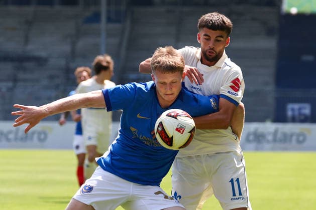 2026.08.01 Darmstadt, Testpiel SV Darmstadt 98 - FC Portsmouth v.l.Terry Devlin (Portsmouth), Ibrahim El Kadiri (SV DArmstadt 98) battles for the Ball *** August 1, 2026, Darmstadt, Friendly Match: SV Darmstadt 98 vs. FC Portsmouth; from left: Terry Devlin (Portsmouth), Ibrahim El Kadiri (SV Darmstadt 98) battle for the ball Copyright: HMBxMedia JoaquimxFerreira