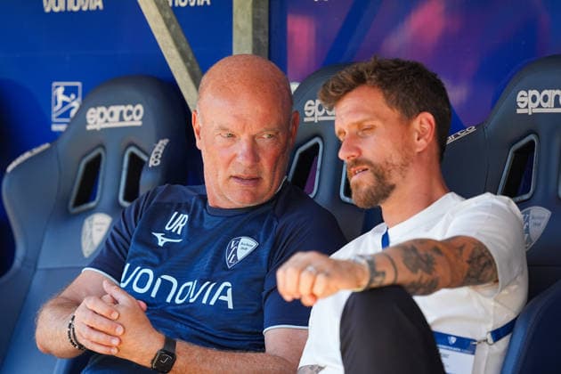 01.08.2026, xydrx, Fußball, Testspiel, VfL Bochum - Sheffield United FC, Saison 2026 2027, Vonovia Ruhrstadion: Uwe Roesler (Cheftrainer VfL Bochum) im Gespräch mit Simon Zoller (Direktor Lizenzfußball) DFB regulations prohibit any use of photographs as image sequences and or quasi-video. *** August 1, 2026, xydrx, soccer, friendly match, VfL Bochum vs. Sheffield United FC, 2026–2027 season, Vonovia Ruhrstadion: Uwe Roesler, head coach of VfL Bochum, in conversation with Simon Zoller, director of licensed soccer at the DFB. DFB regulations prohibit any use of photographs as image sequences and or quasi-video. Copyright: HMBxMedia YannisxDreimann