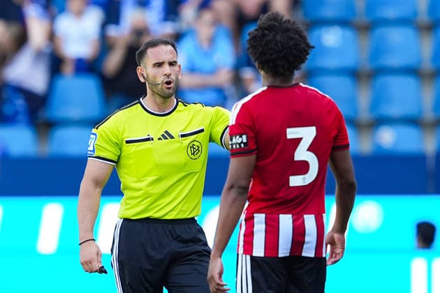 01.08.2026, xydrx, Fußball, Testspiel, VfL Bochum - Sheffield United FC, Saison 2026 2027, Vonovia Ruhrstadion: Leonidas Exuzidis (Schiedsrichter) diskutiert mit Sam McCallum (Sheffield United, 3) DFB regulations prohibit any use of photographs as image sequences and or quasi-video. *** August 1, 2026, xydrx, Soccer, Friendly Match, VfL Bochum vs. Sheffield United FC, 2026–2027 Season, Vonovia Ruhrstadion: Referee Leonidas Exuzidis discusses the play with Sam McCallum of Sheffield United; 3 DFB regulations prohibit any use of photographs as image sequences and or quasi-video Copyright: HMBxMedia YannisxDreimann