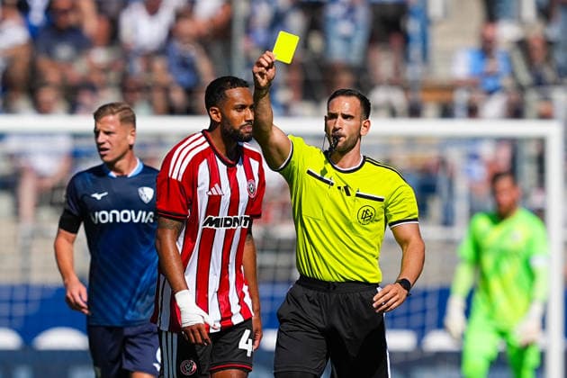 01.08.2026, xydrx, Fußball, Testspiel, VfL Bochum - Sheffield United FC, Saison 2026 2027, Vonovia Ruhrstadion: Leonidas Exuzidis (Schiedsrichter) zeigt Jairo Riedewald (Sheffield United, 44) die gelbe Karte DFB regulations prohibit any use of photographs as image sequences and or quasi-video. *** August 1, 2026, xydrx, Soccer, Friendly Match, VfL Bochum vs. Sheffield United FC, 2026–2027 Season, Vonovia Ruhrstadion: Referee Leonidas Exuzidis shows Jairo Riedewald of Sheffield United (No. 44) a yellow card. DFB regulations prohibit any use of photographs as image sequences and or quasi-video. Copyright: HMBxMedia YannisxDreimann