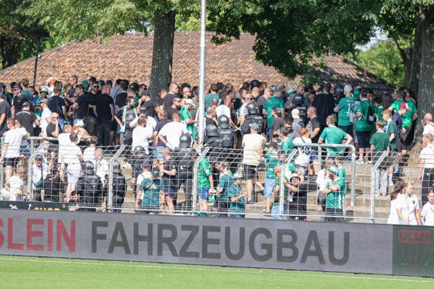 01.08.2026, Herren, Fussball, Saison 2026 2027, Regionalliga Bayern, 2. Spieltag: 1. FC Schweinfurt 1905 - TSV 1860 München Polizeieinsatz im Schweinfurter Fanblock nach Abpfiff Schweinfurt Riedel-Bau-Arena im Sachs-Stadio Bayern Unterfranken Deutschland *** August 1, 2026, Men s, Soccer, 2026–2027 season, Bavarian Regional League, Matchday 2: 1 FC Schweinfurt 1905 vs. TSV 1860 Munich; Police intervention in the Schweinfurt fan section after the final whistle at the Schweinfurt Riedel Bau Arena in the Sachs Stadio, Bavaria, Lower Franconia, Germany