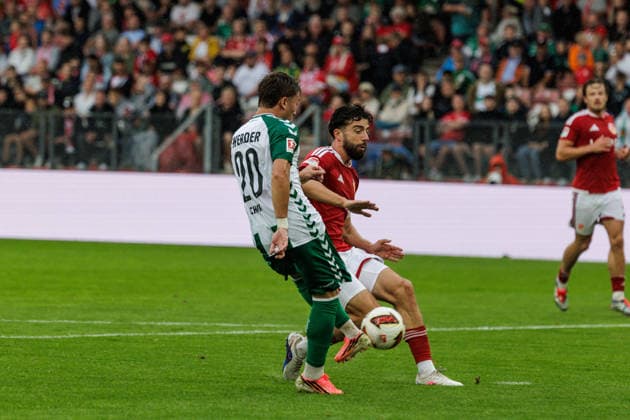 01.08.2026, GER, Testspiel, Saison 2026 2027), FC Energie Cottbus - SV Werder Bremen. Chuki (SV Werder Bremen 20) im Zweikampf gegen Dominik Pelivan (FC Energie Cottbus 5) Cottbus Stadion der Freundschaft Brandenburg Deutschland *** August 1, 2026, GER, Friendly Match, 2026–2027 Season, FC Energie Cottbus vs. SV Werder Bremen; Chuki (SV Werder Bremen, No. 20) in a one-on-one battle against Dominik Pelivan (FC Energie Cottbus, No. 5); Cottbus Stadion der Freundschaft, Brandenburg, Germany Copyright: xnordphotoxGmbHx xTrienitzx