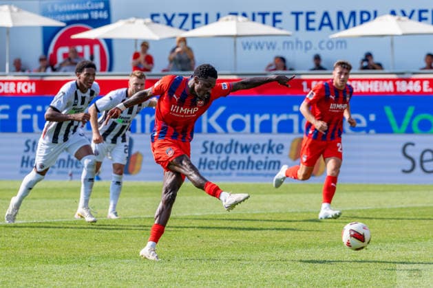 Testspiel: 1. FC Heidenheim 1846 vs. FC Ingolstadt 04; 01.08.2026 Heidenheim, GERMANY - 01. August 2027: Christian Conteh (1. FC Heidenheim 1846, 10) bei seinem 4:1 Freistoßtor und Endstand während dem Spiel des 14. Max Liebhaber-Pokal zwischen dem 1. FC Heidenheim 1846 e.V. und dem FC Ingolstadt 04 in der Voith-Arena. *** Friendly Match: 1 FC Heidenheim 1846 vs. FC Ingolstadt 04, August 1, 2026, Heidenheim, GERMANY; August 1, 2027, Christian Conteh (1 FC Heidenheim 1846), 10, scored his 4-1 free-kick goal—which sealed the final score—during the 14th Max Liebhaber Cup match between 1 FC Heidenheim 1846 e.V. and FC Ingolstadt 04 at the Voith Arena Copyright: xBEAUTIFULxSPORTS Steinx