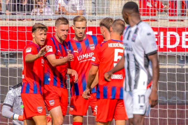 Heidenheim, Deutschland 01. August 2026: Testspiel - 2026 2027 - 1. FC Heidenheim 1846 gegen FC Ingolstadt 04 Im Bild: in der Traube Torschütze Patrick Mainka (FCH) jubelt nach seinem Tor zum 3:1 mit seinen Mannschaftskollegen, Voith-Arena Bayern *** Heidenheim, Germany August 1, 2026 Friendly Match 2026–2027 1 FC Heidenheim 1846 vs. FC Ingolstadt 04 Pictured in the crowd: Goal scorer Patrick Mainka of FCH celebrates with his teammates after scoring the goal that made it 3–1, Voith Arena, Bavaria Copyright: xFotostandx xSchäferx