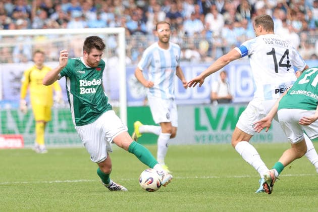 01.08.2026, Herren, Fussball, Saison 2026 2027, Regionalliga Bayern, 2. Spieltag: 1. FC Schweinfurt 1905 - TSV 1860 München Von links: Kevin Fery (FC Schweinfurt 05, 15) vor Dennis Dressel (TSV 1860 München, 14) Schweinfurt Riedel-Bau-Arena im Sachs-Stadio Bayern Unterfranken Deutschland *** August 1, 2026, Men s Soccer, 2026–2027 Season, Bavarian Regional League, Matchday 2: 1 FC Schweinfurt 1905 vs. TSV 1860 Munich. From left: Kevin Fery (FC Schweinfurt 05, No. 15) in front of Dennis Dressel (TSV 1860 Munich, No. 14). Schweinfurt Riedel Bau Arena at Sachs Stadio, Bavaria, Lower Franconia, Germany
