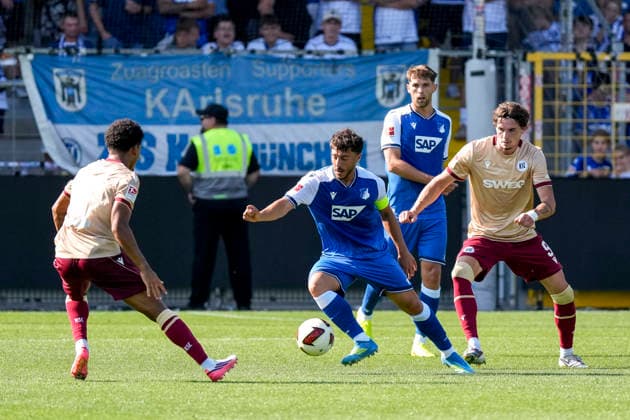 v.li.: Kevin Wiethaup (KSC, 7), Umut Tohumcu (Hoffenheim, 25), Moritz Broschinski (KSC, 9), Zweikampf, Spielszene, Duell, duel, tackle, tackling, Dynamik, Action, Aktion, 01.08.2026, Sinsheim (Deutschland), Fussball, Testspiel, TSG 1899 Hoffenheim - Karlsruher SC, DFB DFL REGULATIONS PROHIBIT ANY USE OF PHOTOGRAPHS AS IMAGE SEQUENCES AND OR QUASI-VIDEO. *** From left: Kevin Wiethaup (KSC), 7; Umut Tohumcu (Hoffenheim), 25; Moritz Broschinski (KSC), 9; tackle, game scene, duel, tackle, tackling, dynamics, action, 01 08 2026, Sinsheim, Germany, soccer, friendly match, TSG 1899 Hoffenheim vs. Karlsruher SC, DFB and DFL regulations prohibit any use of photographs as image sequences and or quasi-video xozx