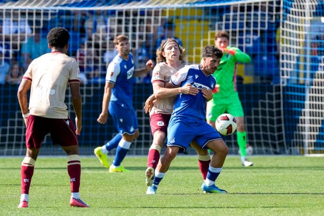v.li.: Tim Civeja (KSC, 23), Umut Tohumcu (Hoffenheim, 25), Zweikampf, Spielszene, Duell, duel, tackle, tackling, Dynamik, Action, Aktion, 01.08.2026, Sinsheim (Deutschland), Fussball, Testspiel, TSG 1899 Hoffenheim - Karlsruher SC, DFB DFL REGULATIONS PROHIBIT ANY USE OF PHOTOGRAPHS AS IMAGE SEQUENCES AND OR QUASI-VIDEO. *** From left: Tim Civeja (KSC), 23, Umut Tohumcu (Hoffenheim), 25, tackle, game scene, duel, tackle, tackling, dynamic, action, 01 08 2026, Sinsheim, Germany, soccer, friendly match, TSG 1899 Hoffenheim vs. Karlsruher SC, DFB and DFL regulations prohibit any use of photographs as image sequences and or quasi-video xozx
