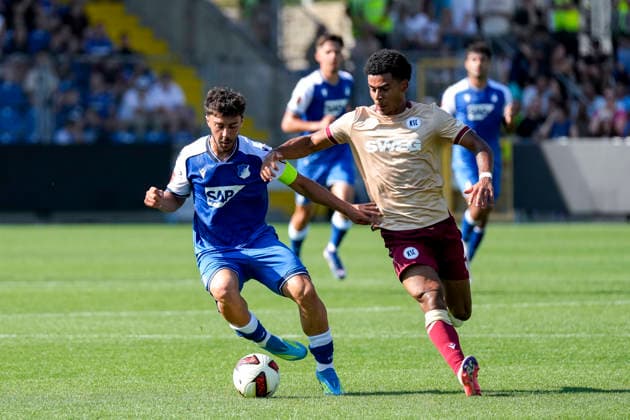 v.li.: Umut Tohumcu (Hoffenheim, 25), Kevin Wiethaup (KSC, 7), Zweikampf, Spielszene, Duell, duel, tackle, tackling, Dynamik, Action, Aktion, 01.08.2026, Sinsheim (Deutschland), Fussball, Testspiel, TSG 1899 Hoffenheim - Karlsruher SC, DFB DFL REGULATIONS PROHIBIT ANY USE OF PHOTOGRAPHS AS IMAGE SEQUENCES AND OR QUASI-VIDEO. *** v li Umut Tohumcu Hoffenheim, 25, Kevin Wiethaup KSC, 7, tackle, game scene, duel, tackle, tackling, dynamics, action, 01 08 2026, Sinsheim, Germany, soccer, friendly match, TSG 1899 Hoffenheim vs. Karlsruher SC, DFB and DFL regulations prohibit any use of photographs as image sequences and or quasi-video xozx