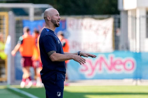 Christian Ilzer (Trainer, Cheftrainer, Hoffenheim), gibt Anweisungen, gestikuliert, mit den Armen gestikulieren, Einzelbild, Einzelfoto, Aktion, Action, 01.08.2026, Sinsheim (Deutschland), Fussball, Testspiel, TSG 1899 Hoffenheim - Karlsruher SC, DFB DFL REGULATIONS PROHIBIT ANY USE OF PHOTOGRAPHS AS IMAGE SEQUENCES AND OR QUASI-VIDEO. *** Christian Ilzer, coach and head coach of Hoffenheim, gives instructions, gesturing with his arms; single frame, single photo, action, 01 08 2026, Sinsheim, Germany, soccer, friendly match, TSG 1899 Hoffenheim vs. Karlsruher SC, DFB and DFL regulations prohibit any use of photographs as image sequences and or quasi-video xozx