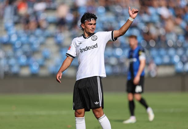 01.08.2026, Fussball Testspiel, SV Waldhof Mannheim - Eintracht Frankfurt, emspor, bespor, sespor, v.l., Can Uzun (Eintracht Frankfurt) gibt Anweisungen, gestikuliert, mit den Armen gestikulieren, gives instructions, gesticulate DFL DFB REGULATIONS PROHIBIT ANY USE OF PHOTOGRAPHS AS IMAGE SEQUENCES AND OR QUASI-VIDEO. xdcx *** August 1, 2026, Soccer Friendly Match, SV Waldhof Mannheim vs. Eintracht Frankfurt, emspor, bespor, sespor, v l , Can Uzun of Eintracht Frankfurt gives instructions, gesticulates, waves his arms, gives instructions, gesticulates. DFL and DFB regulations prohibit any use of photographs as image sequences and or quasi-video. xdcx Copyright: HMBxMedia Claus