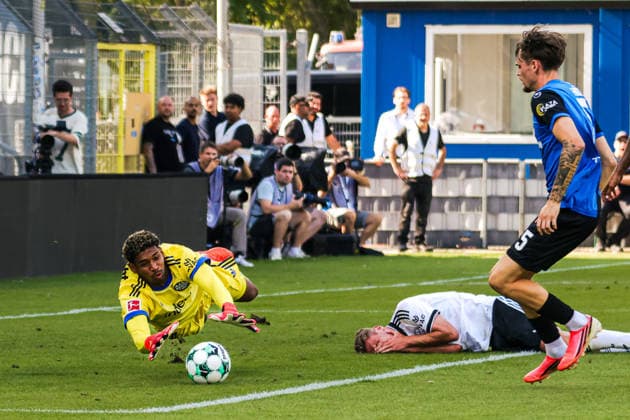 01.08.2026, xhettx, Fussball Testspiel, SV Waldhof Mannheim - Eintracht Frankfurt v.l. Kaua Santos (SG Eintracht Frankfurt, 40) hechtet nach dem Ball (DFL DFB REGULATIONS PROHIBIT ANY USE OF PHOTOGRAPHS as IMAGE SEQUENCES and or QUASI-VIDEO) *** August 1, 2026, xhettx, Soccer Friendly Match, SV Waldhof Mannheim vs. Eintracht Frankfurt vs. Kaua Santos SG Eintracht Frankfurt, 40 dives for the ball. DFL and DFB regulations prohibit any use of photographs as image sequences and or quasi-video.