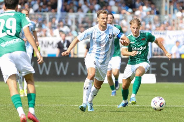 01.08.2026, Herren, Fussball, Saison 2026 2027, Regionalliga Bayern, 2. Spieltag: 1. FC Schweinfurt 1905 - TSV 1860 München Von links: Dennis Dressel (TSV 1860 München, 14) vor Gil Ebner (FC Schweinfurt 05, 08) Schweinfurt Riedel-Bau-Arena im Sachs-Stadio Bayern Unterfranken Deutschland *** August 1, 2026, Men s, Soccer, 2026–2027 Season, Bavarian Regional League, Matchday 2: 1 FC Schweinfurt 1905 vs. TSV 1860 Munich. From left: Dennis Dressel (TSV 1860 Munich), No. 14, in front of Gil Ebner (FC Schweinfurt 05), 08 Schweinfurt Riedel Bau Arena at Sachs Stadio, Bavaria, Lower Franconia, Germany