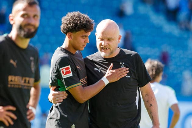 links (Tyler Louis Meisler (Gladbach) klatscht mit Sportdirektor Rouven Schröder (Gladbach) ab; GER, FC Hansa Rostock vs. Borussia Mönchengladbach, Fußball, Männer, Testspiel, Spielzeit 2026 2027, 01.08.2026 Rostock Ostseestadion Mecklenburg - Vorpommern Deutschland *** On the left, Tyler Louis Meisler of Gladbach high-fives sporting director Rouven Schröder of Gladbach (GER); FC Hansa Rostock vs. Borussia Mönchengladbach, soccer, men s, friendly match, 2026–2027 season, August 1, 2026, Rostock Ostseestadion, Mecklenburg-Western Pomerania, Germany