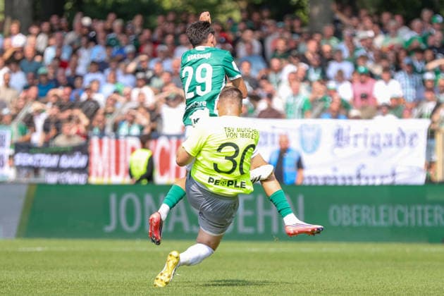 Fußball, Regionalliga Bayern: FC Schweinfurt 05 - 1860 München Torhüter Vitus Eicher (TSV 1860 München, 30) gegen Leonard Krasniqi (FC Schweinfurt 05, 29) Schweinfurt Riedel-Bau-Arena im Sachs-Stadio Bayern Unterfranken Deutschland *** Soccer, Bavarian Regional League: FC Schweinfurt 05 vs. 1860 Munich; Goalkeeper Vitus Eicher (TSV 1860 Munich, 30) vs. Leonard Krasniqi (FC Schweinfurt 05, 29); Schweinfurt, Riedel Bau Arena at Sachs Stadio, Bavaria, Lower Franconia, Germany