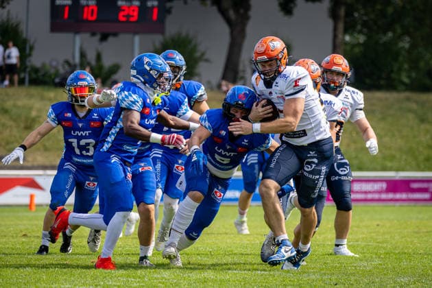 Broghean Mcgovern (ifm Razorbacks Ravensburg, 17 Quarter Back) runs the ball and gets tackled by Steven Thoft Andersen (Allgäu Comets, Defensive Back) Allgäu Comets vs ifm Razorbacks Ravensburg, American Football, German Football League, Week 13, 2026, 01.08.2026, Kempten Illerstadion Bayern Germany Copyright: xPFA SebastianxJustx