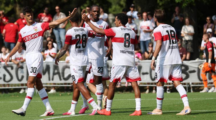 2026.08.01, Deutschland, Stuttgart, Fußball VfB Stuttgart vs. Paris FC, Torschütze Dan-Axel Zagadou (VfB, Nr.23) freut sich mit seinen Kollegen über das Tor zum 2:1 *** August 1, 2026, Germany, Stuttgart, Soccer: VfB Stuttgart vs. Paris FC; Goal scorer Dan Axel Zagadou (VfB, No. 23) celebrates with his teammates after scoring the goal that made it 2–1.