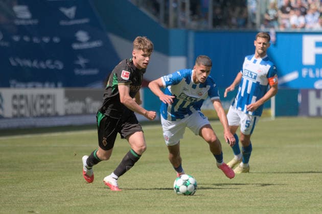 01.08.2026 Fußball Herren 2026 2027 Testspiel FC Hansa Rostock - VfL Borussia Mönchengladbach Ostseestadion Rostock Lukas Ullrich (Mönchengladbach, 26, schwarz) ist vor Ouassim Karada (Rostock, 8, blau) am Ball. Rostock Mecklenburg-Vorpommern Deutschland *** August 1, 2026 Men s Soccer 2026–2027 Friendly Match FC Hansa Rostock vs. VfL Borussia Mönchengladbach Ostseestadion, Rostock Lukas Ullrich (Mönchengladbach, 26, in black) is in front of Ouassim Karada (Rostock, 8, in blue, with the ball Rostock, Mecklenburg-Western Pomerania, Germany